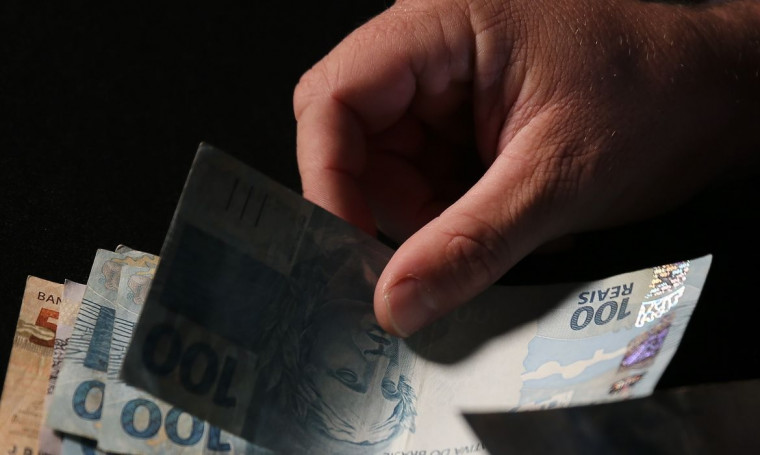 Salário mínimo pode subir para R$ 1.502, em 2025.