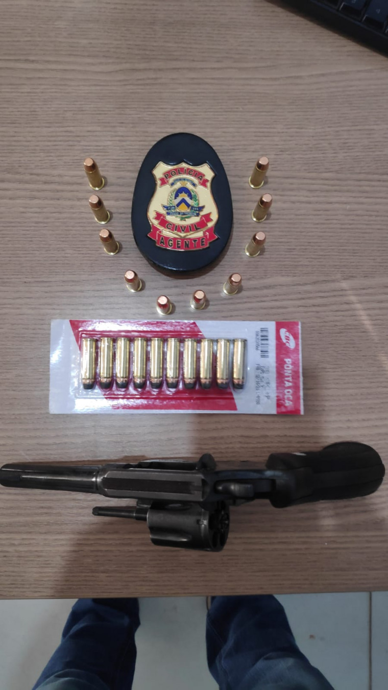 Arma e munições encontradas com um dos suspeitos