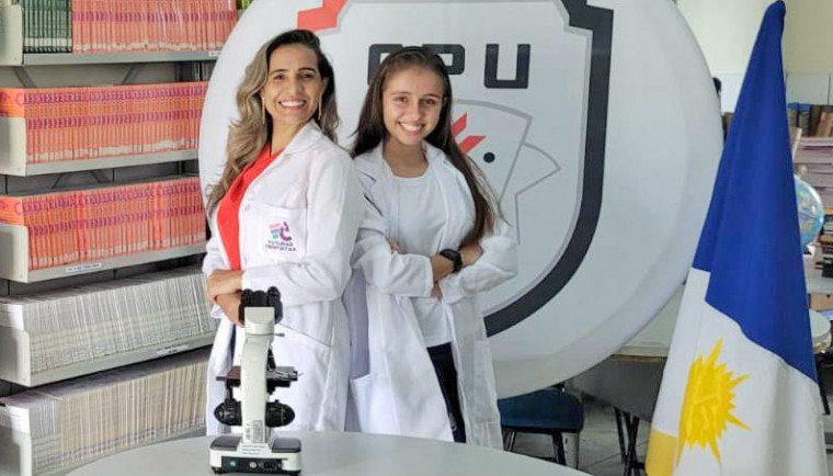 A professora Marina motivou a estudante Ana Luísa a participar do programa Futuras Cientistas