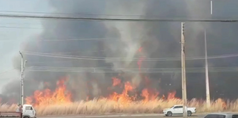 No vídeo, as chamas estão muito altas e sobre uma coluna de fumaça.