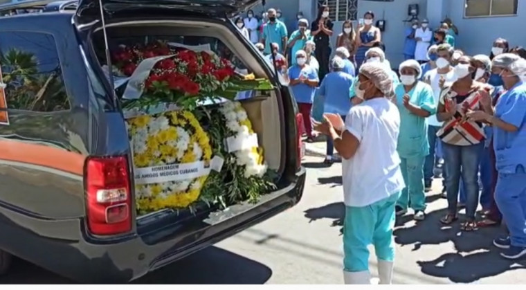 Carro da funerária passou em frente ao Hospital com o corpo do médico