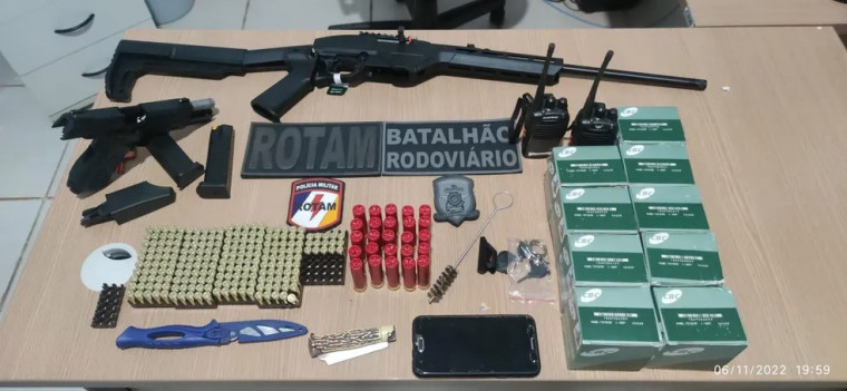 Armas e munições recuperadas pela Polícia Militar.