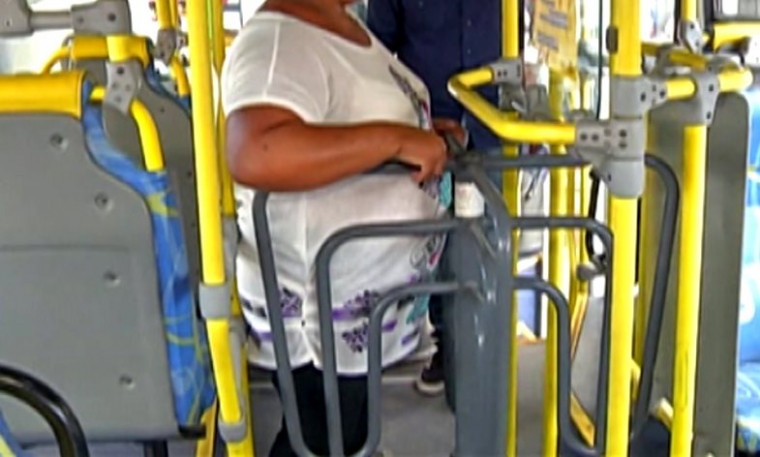 Mulher em catraca de ônibus