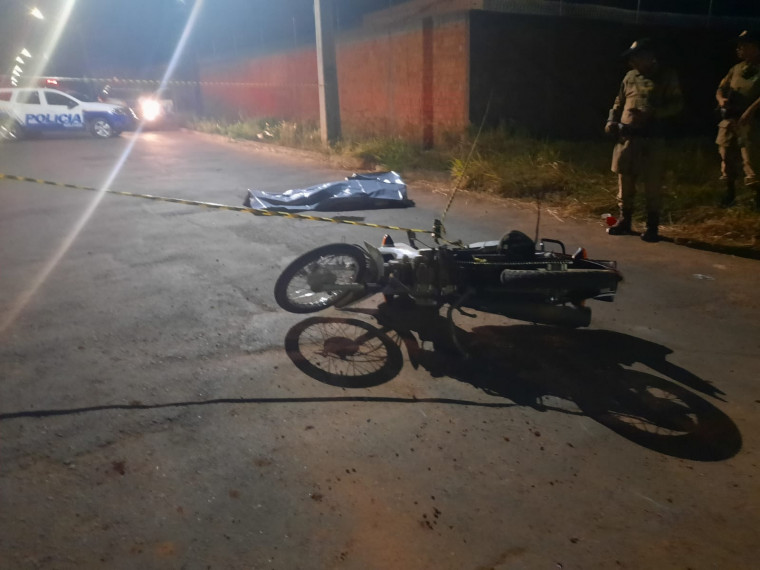 Motociclista morreu após atingir carrada de barro