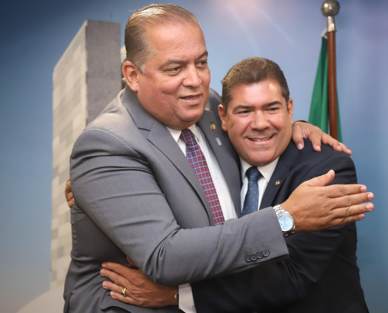 Senador Eduardo Gomes prestigiou solenidade de posse do novo deputado