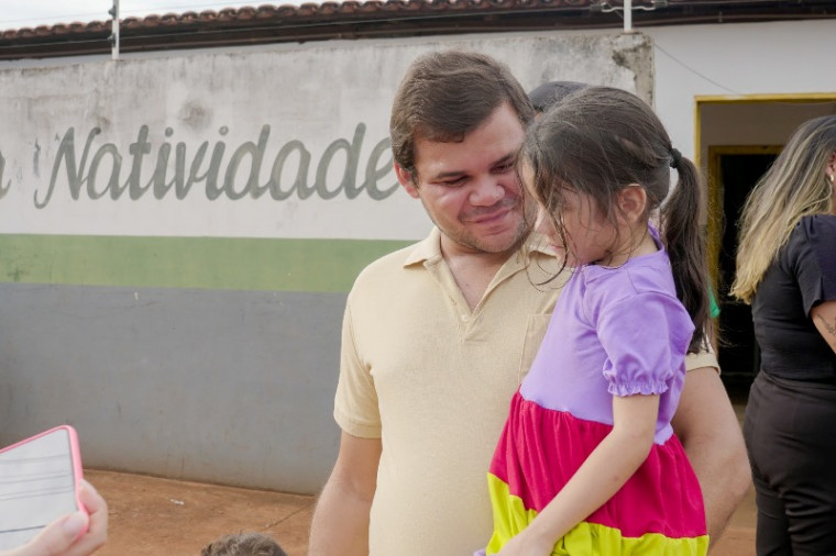 Frequentemente, o motorista Marcelo Júnior Bezerra busca os seus dois filhos na creche