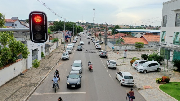 Na Avenida Tocantins, foram instalados semáforos nos cruzamentos com a Rua Ademar Vicente Ferreira e Avenida Sadoc Correia