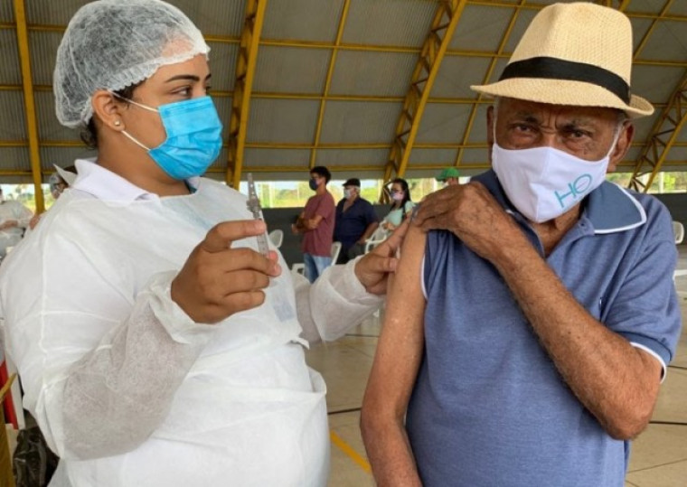 Luíz José dos Santos sendo vacinado