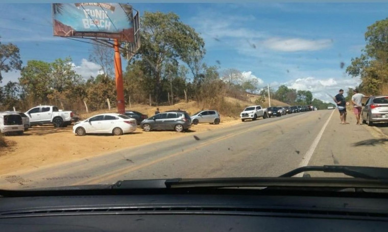 Dezenas de carros na entrada da praia do Funil, em Miracema