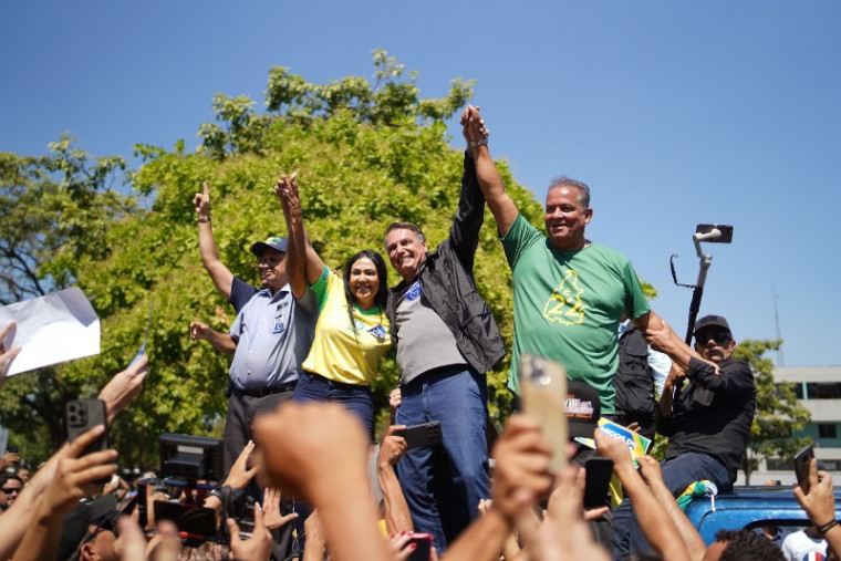 Bolsonaro ao lado de Janad durante carreata