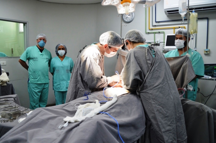 Profissionais realizam procedimento no centro cirúrgico do HRA