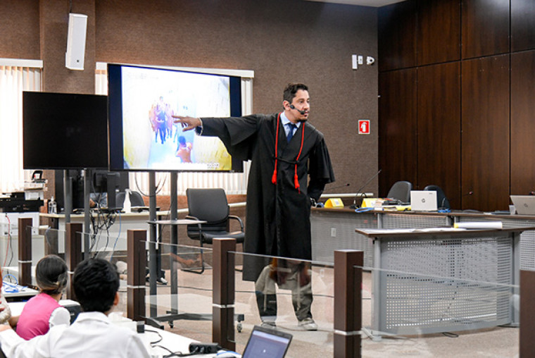 Promotor André Henrique Oliveira durante o julgamento.