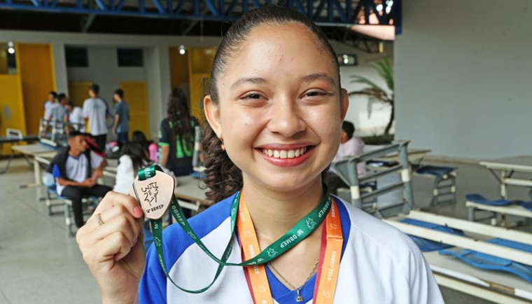 A estudante Valéria Melissa Santos Borges, 17 anos, é uma colecionadora de medalhas