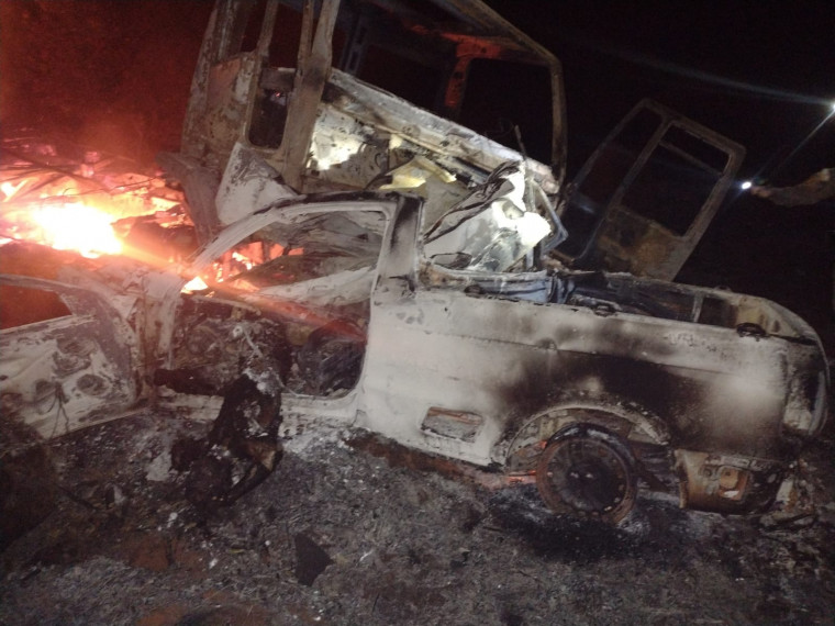 Caminhão bau e carro de passeio se chocam, pegam fogo e ficam destruídos.
