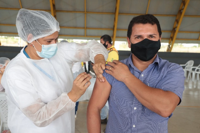 Paciente sendo imunizado