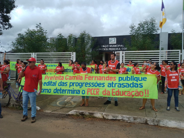 Profissionais da Educação de Miracema em frente à prefeitura da cidade.