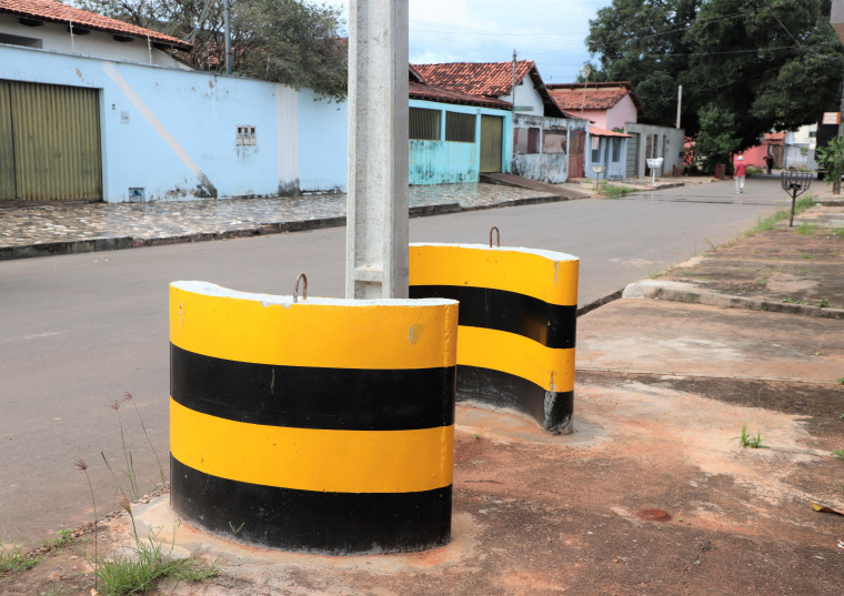 Blocos de proteção estão sendo instalado em alguns postes de Araguaíana.