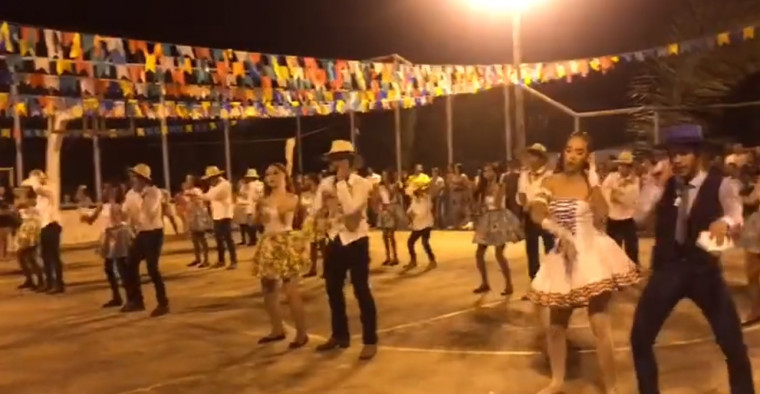 Dancinha do Tik Tok na apresentação da junina de escola de Aragominas.