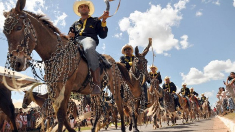 Cavalgada na tradicional Expoara de Araguaína