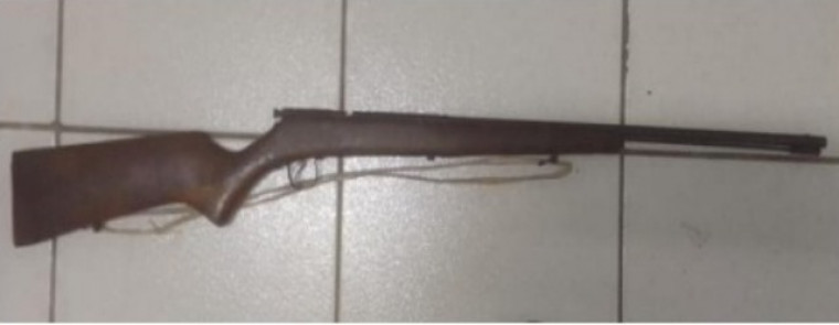 Arma que era utilizada pelo idoso para ameaçar as vítimas