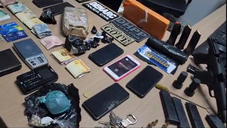 Armas, celulares e dinheiro apreendido na operação da PCTO em Araguaína.