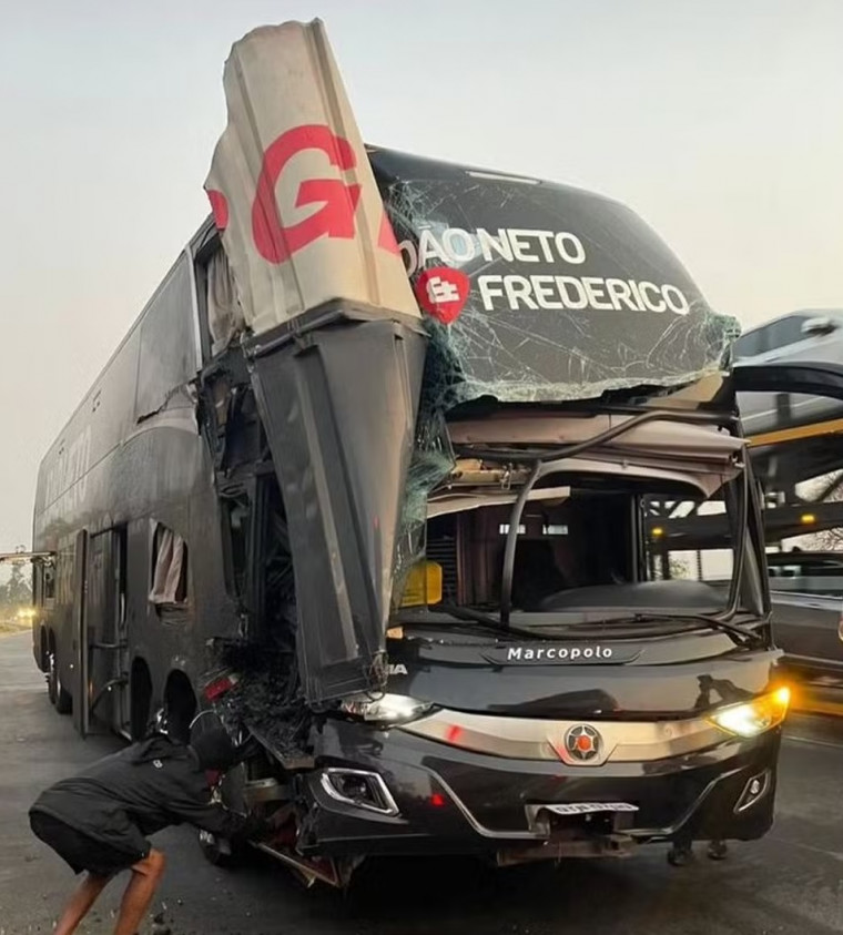 Ônibus da dupla João Neto e Frederico após o acidente na BR-040, no interior de Minas Gerais.