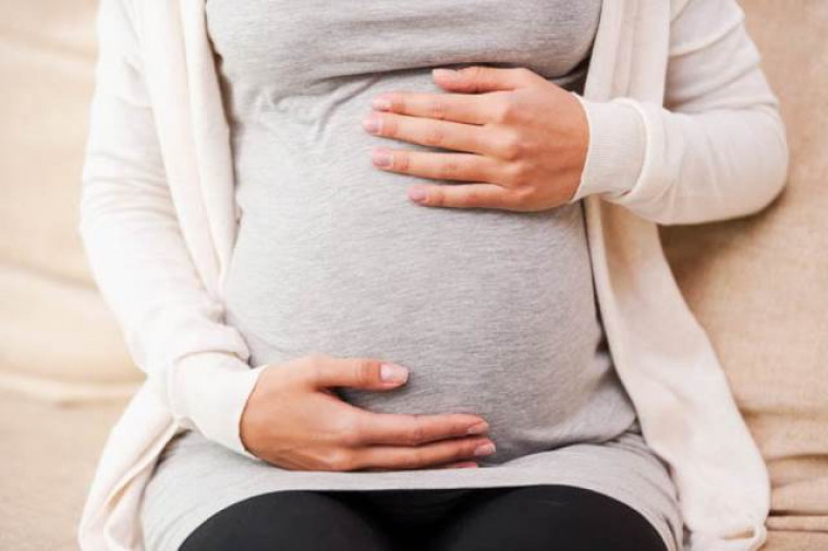 Ter um mioma na gravidez pode causar dores, cólicas abdominais e aumentar os riscos de aborto