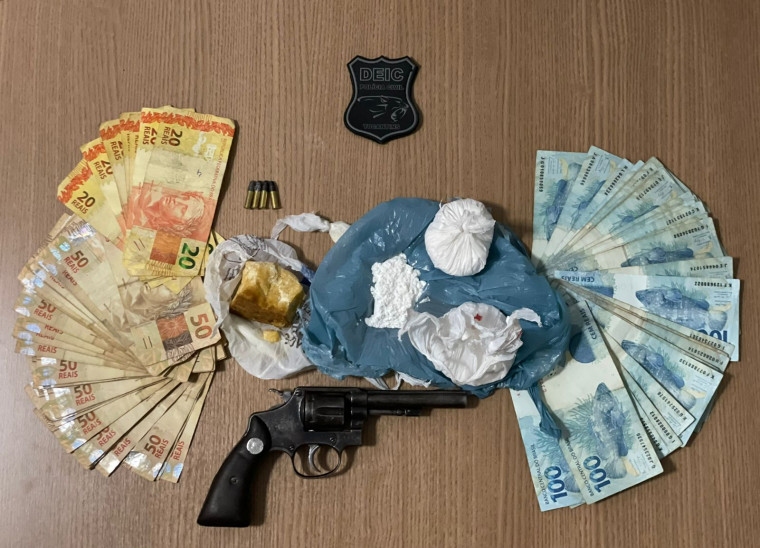 Polícia apreendeu dinheiro, droga e arma de fogo