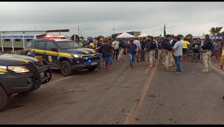 PRF atuando para desbloquear rodovia federal em Araguaína