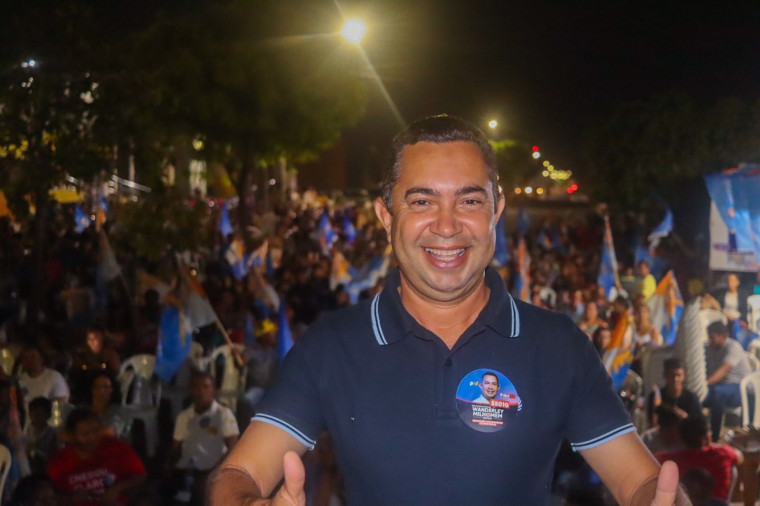 Candidato a deputado estadual Wanderley Milhomem durante reunião no setor Araguaína Sul