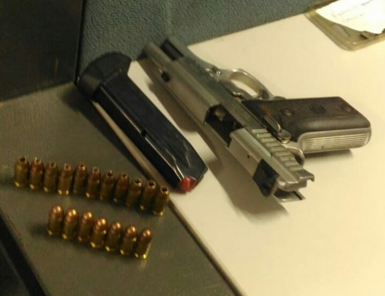 Pistola calibre 380 com várias munições intactas