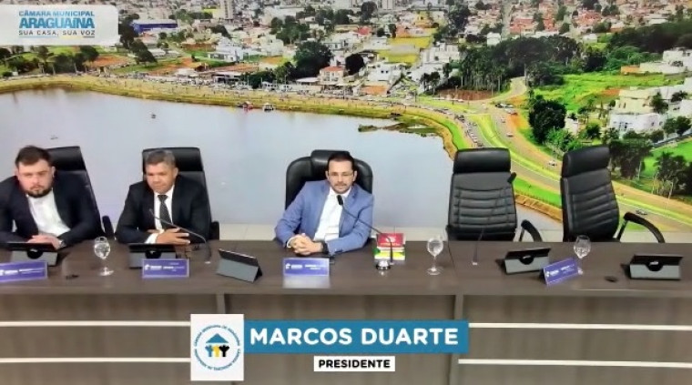 Mesa Diretora da Câmara com apenas três vereadores, um deles é o presidente Marcos Duarte.