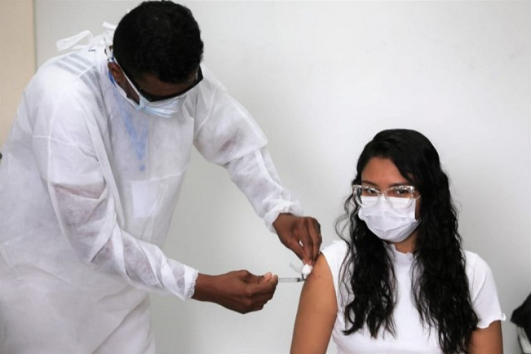 Jovem sendo vacinada em Araguaína