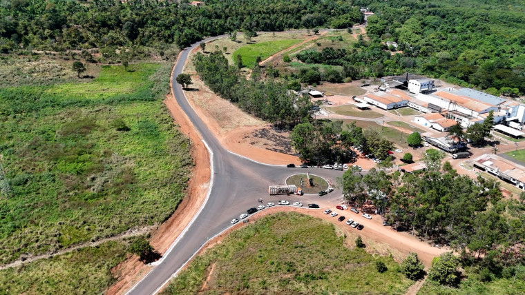 A Avenida Joaquim Sabino possui 1,5 km de extensão e sete metros de largura