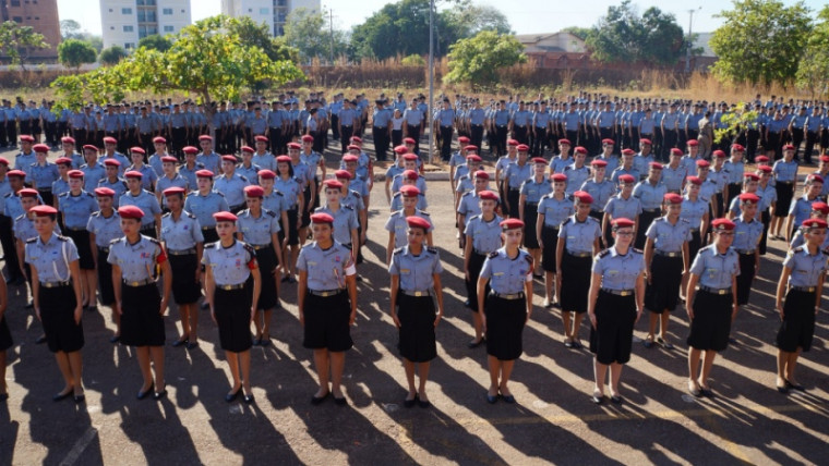 Estudantes de colégio cívico-militar