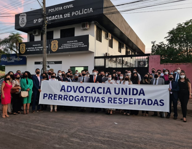 Ato de desagravo promovido pela OAB Tocantins em frente à Delegacia de Taquaralto