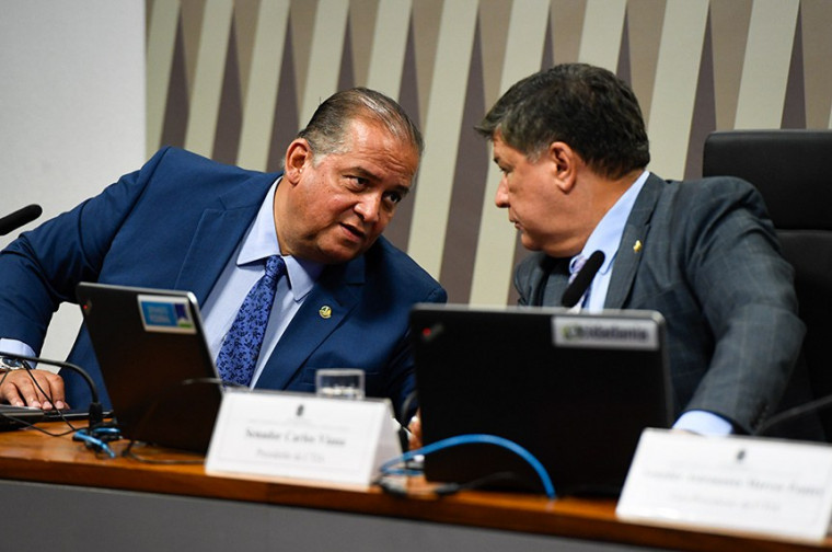 Relator do PL, Eduardo Gomes, com o presidente da Comissão, Carlos Viana.