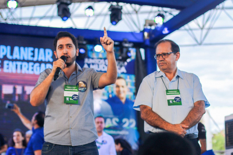 Eli Borges ao lado do filho, Thiago Borges, que era candidato a deputado estadual.