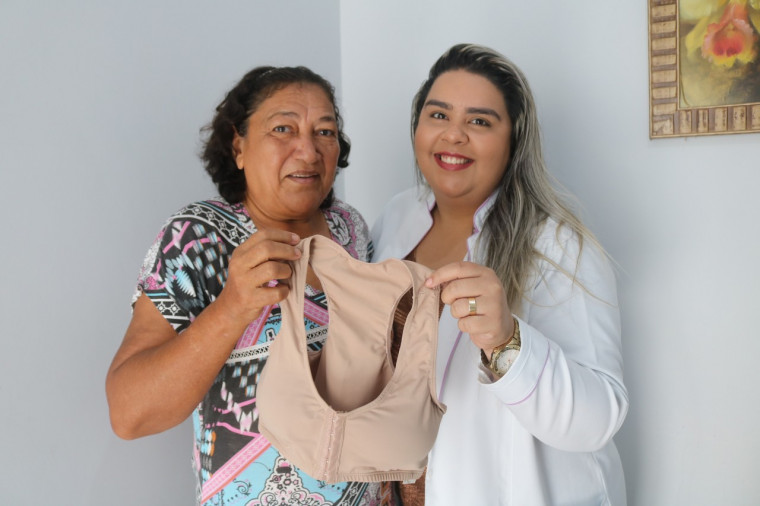 Paciente Maria Ana Alves da Silva recebendo o sutiã da assistente social Michelle Freitas