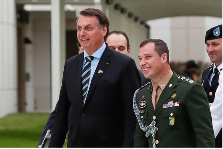 Bolsonaro e Mauro Cid, ex-ajudante de ordens do presidente