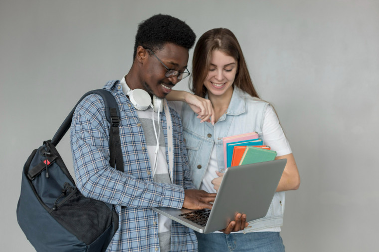 Aproximadamente 90% dos estudantes arcam sozinhos com as despesas de seus cursos universitários