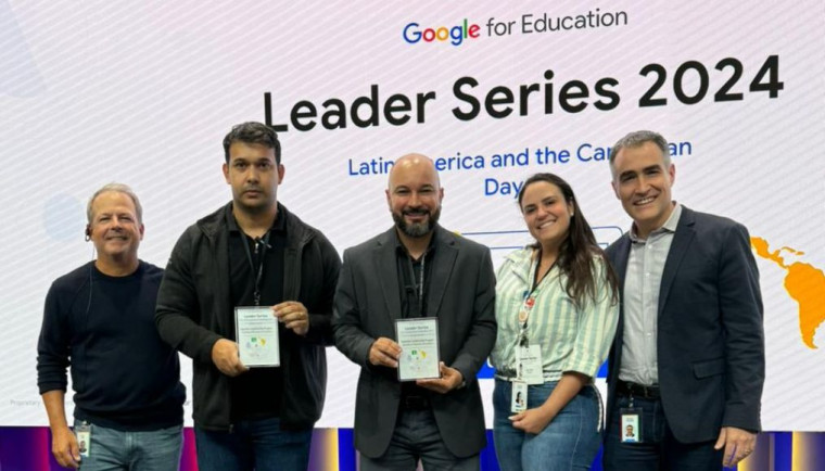 Representando Fábio Vaz, o secretário-executivo Edinho Fernandes e o superintendente Marcus Tadeu Ribeiro de Barros, estiveram presentes para receber o troféu