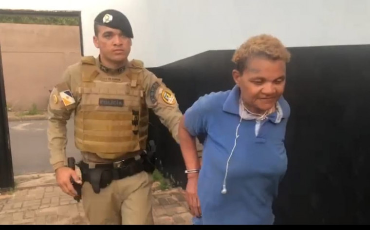 Mulher foi presa após denúncias de vizinhos