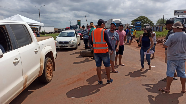 Bloqueio da BR-153 em Araguaína na manhã desta quinta-feira (9)