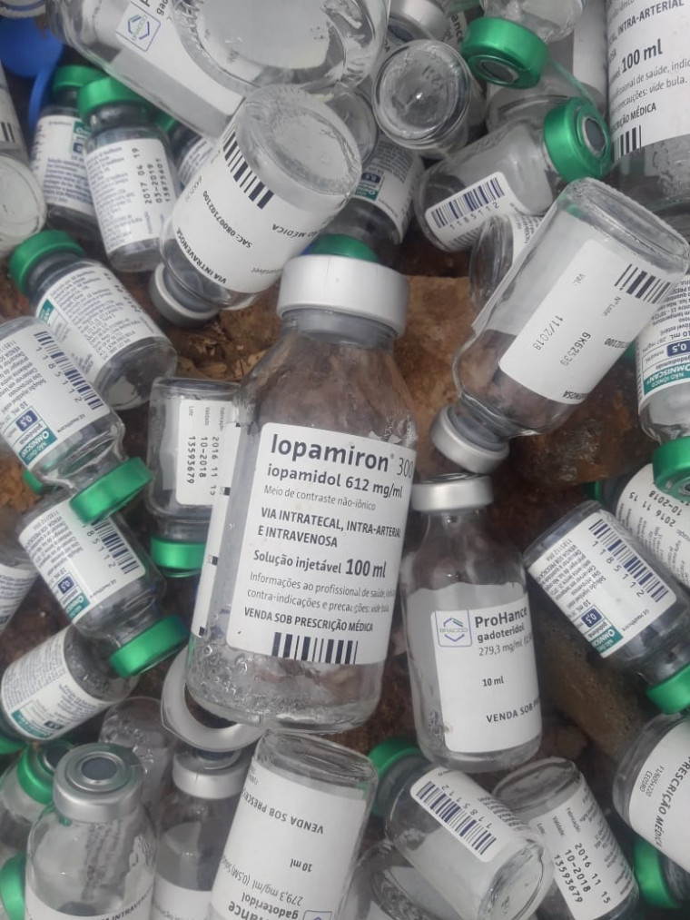 Centenas de frascos de remédios jogados na avenida