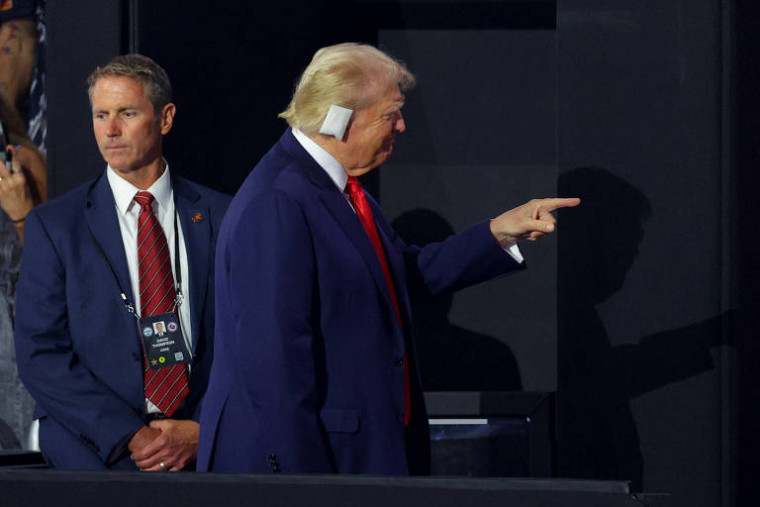 Trump chega à convenção republicana com curativo na orelha em primeira aparição após tentativa de as
