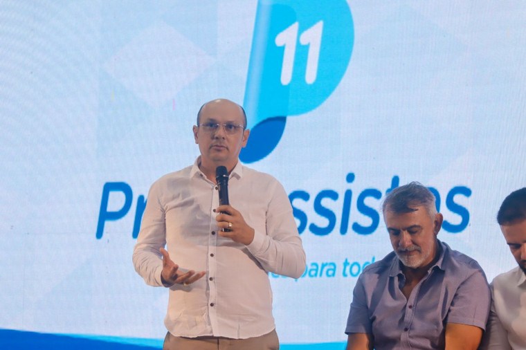 Deputado Júlio Oliveira discursando na convenção do Progressistas, em Palmas.
