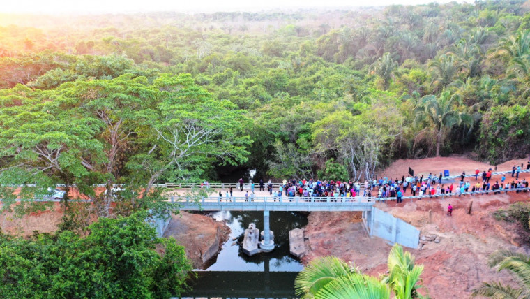 A ponte de grande porte fica sobre o Ribeirão Gurgueia, na região do Barra da Grota
