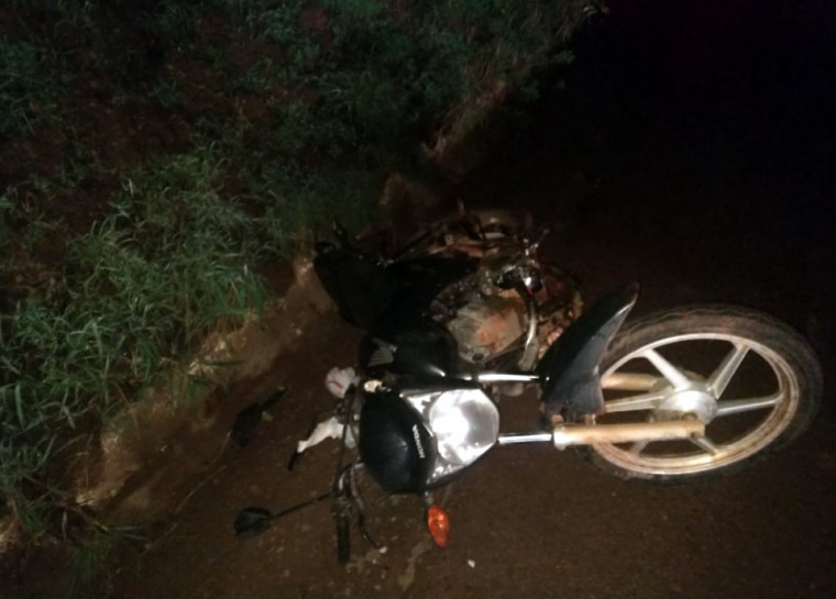 Caminhoneiro disse a polícia que o motociclista invadiu a pista contrária causando o acidente