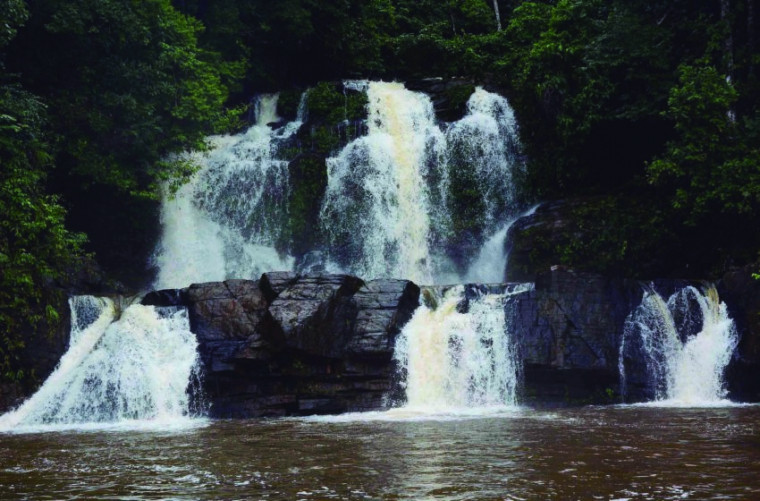 Cachoeira Véu de Noivas é um dos principais pontos turísticos do município